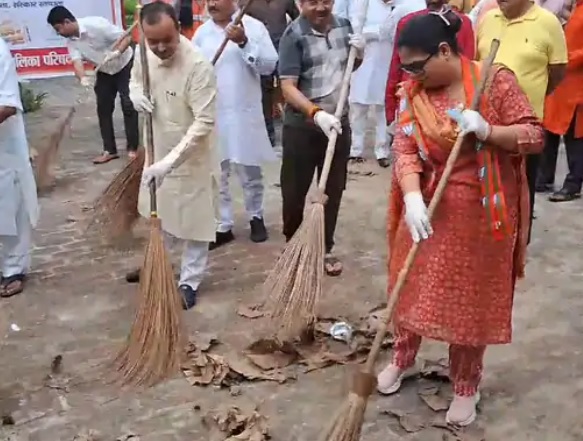 UP: सीतापुर में सहकारिता मंत्री ने वाल्मीकि आश्रम में लगाई झाड़ू